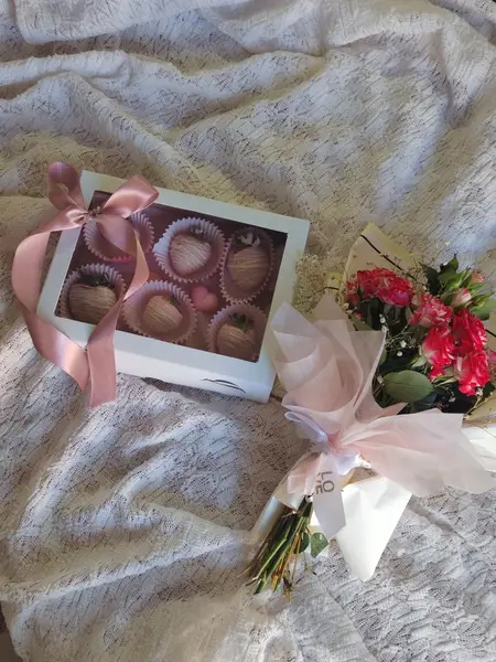 Sweet Surprise - flower arrangement from RoseAndRose